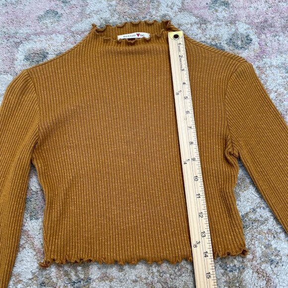 Better Be Mock Neck Ribbed Crop Top Size S - Picture 6 of 7